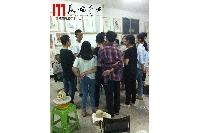 中国美术学院讲师李亚辉来美苑艺坊画室给学生讲课