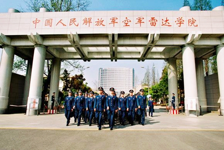 大连舰艇学院,是培养海军舰艇技术指挥军官,海军政治指挥军官和海洋