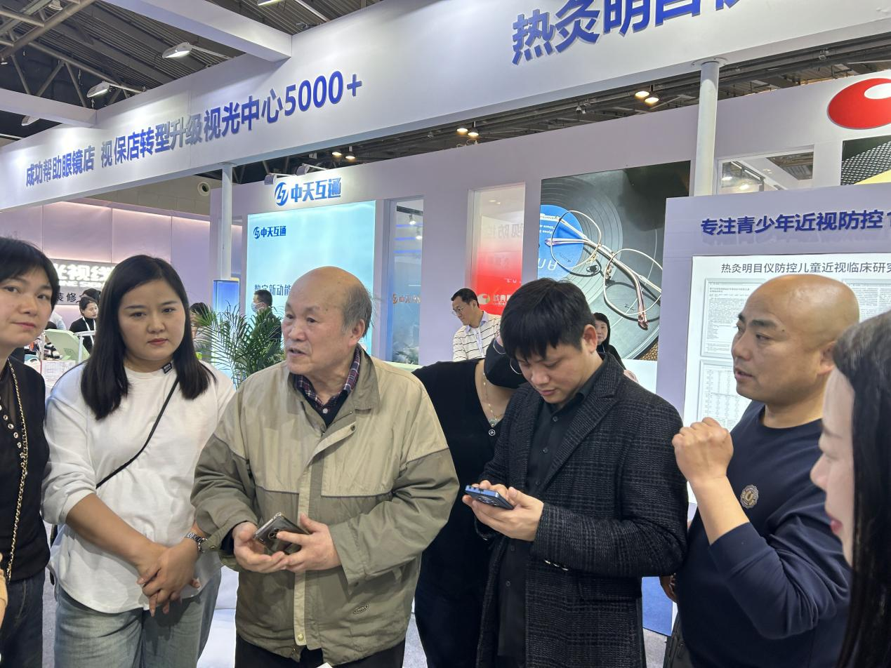 强眼科技闪耀2024中国上海国际眼镜业展览会丨共探近视防控前沿